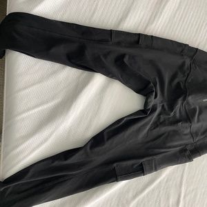 Athleta 7/8 salutation cargo leggings - large